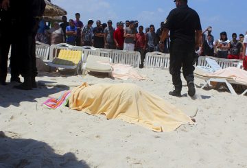 700_dettaglio2_Strage-di-turisti-in-Tunisia-27-morti-sulle-spiagge-di-Sousse5