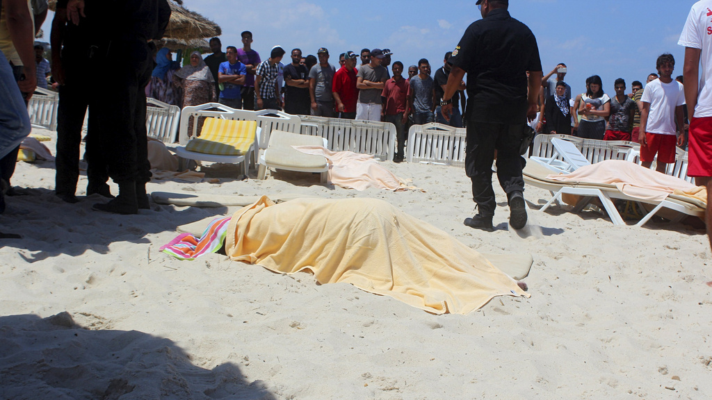 700_dettaglio2_Strage-di-turisti-in-Tunisia-27-morti-sulle-spiagge-di-Sousse5