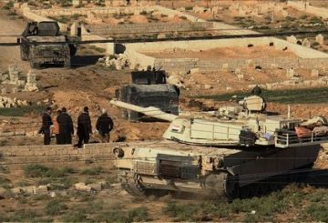 An image grab taken from AFPTV shows an Iraqi forces M1 Abrams tank and armoured vehicles holding a position on the edge of the Al-Karamah district of eastern Mosul on November 4, 2016, during a military operation to retake the main hub city from the Islamic State (IS) group jihadists.
Jihadist fighters unleashed a deluge of bombs and gunfire on Iraqi forces punching into the streets of Mosul for the first time, forcing some units into a partial pullback. / AFP PHOTO / AFPTV / Andrea BERNARDI