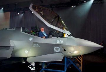 Foto-Ministro-della-Difeda-di-Israele-nel-cockpit-dellF-35-Adir