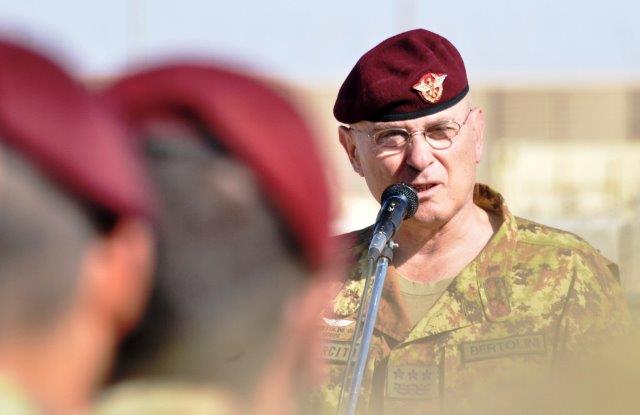 Il-generale-Bertolini-parla-ai-paracadutisti-del-reggimento-Nembo-a-Shindand