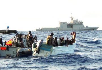 The-boarding-team-from-Spanish-EU-Naval-Force-warship-ESPS-Rayo-board-the-suspicious-skiff-623x393