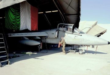Un-cacciabombardiere-AMX-nellHangar-di-Camp-Arena-Herat-2