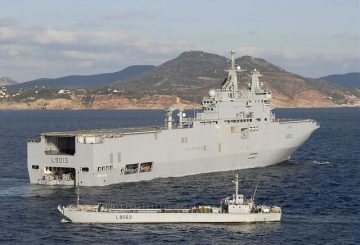 Exercice d'enradiage et de deradiage à bord du Bâtiment de Projection et Combat ( BPC) Mistral lors de la journée de présentation de la Marine