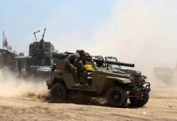 Iraqi government forces advance near al-Sejar village, north-east of Fallujah, on May 26, 2016, as they take part in a major assault to retake the city from the Islamic State (IS) group. Tens of thousands of security forces are deployed in the Fallujah area for an assault aimed at retaking the city from the Islamic State group. Fallujah, which lies only 50 kilometres (30 miles) west of Baghdad, has been out of government control since January 2014 and is one of only two remaining major Iraqi cities still in IS hands, the other being Mosul. / AFP PHOTO / AHMAD AL-RUBAYE