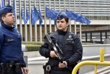 10291771-attentat-a-bruxelles-direct-au-moins-un-suspect-toujours-en-fuite