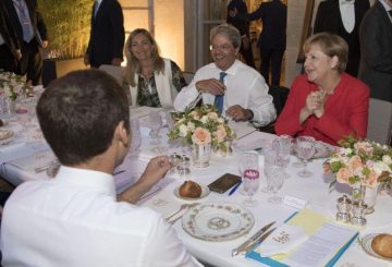 gentiloni-sorriente-parigi-1024x693