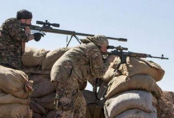 Foreign fighters who joined the Kurdish People's Protection Units (YPG) aim their weapons during what the YPG said was an offensive against them by Islamic State fighters, in the western countryside of Ras al-Ain March 10, 2015. REUTERS/Rodi Said