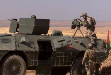 Consiglieri militari occidentali con curdi a Mosul