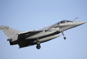 A Rafale fighter jet prepares to land at the air base in Saint-Dizier, France, in this February 13, 2015 file photo. France has been informed by Qatar that the Gulf Arab state intends to buy 24 Dassault Aviation-built Rafale fighter jets, the French president's office said in a statement on Thursday April 30, 2015. Picture taken February 13, 2015. REUTERS/Charles Platiau/Files