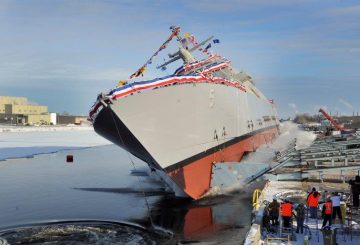 La LCS Milwaukee LCS 5 ripresa durante il varo 'laterale' presso Marinette Marine_@Lockheed Martin