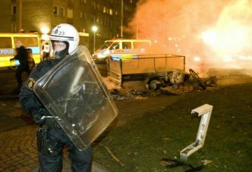 Swedish-police-in-Malmo-responding-to-arson-and-riots-640x480