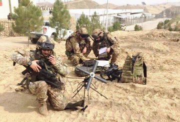 Militari italiani mantengo il collegamento radio con Camp Arena durante il PTAA a Qal'ha-ye Now (002)