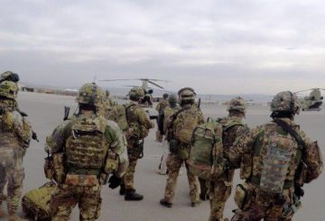 Militari italiani pronti all'imbarco sul CH 47 per raggiungere Qal'ha-ye now (002)