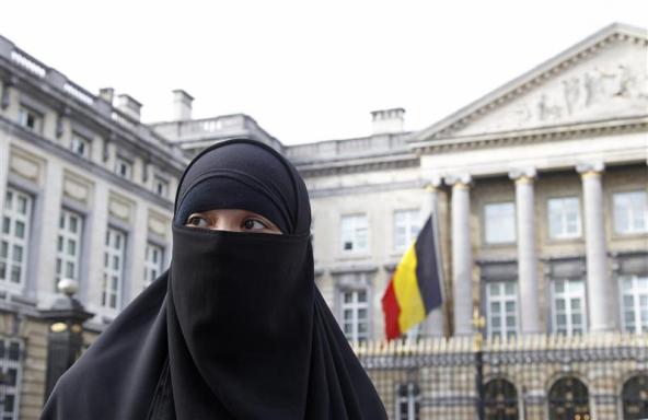 Salma, a 22-year-old French national living in Belgium who chooses to wear the niqab after converting to Islam, gives an interview to Reuters television outside the Belgian Parliament in Brussels April 26, 2010. Belgium's parliament is due to vote on a proposal to ban the wearing of the full veil and the the full outer garment, or burqa, after a Belgian parliamentary committee voted to ban the full Islamic face veil. If ratified, Belgium could be the first country in Europe to enforce such a ban. Photo taken April 26, 2010.   REUTERS/Yves Herman    (BELGIUM - Tags: RELIGION POLITICS)