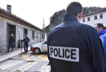 Agenti della polizia di dogana francese fotografati stamane a Bardonecchia, 31 marzo 2018. Sono piombati armati nella sala della stazione di Bardonecchia, al confine tra Italia e Francia, dove opera Rainbow4Africa. E, di fronte allo stupore di medici e volontari, hanno costretto un migrante a sottoporsi al test delle urine. E' un vero e proprio sconfinamento quello compiuto la scorsa sera da cinque agenti delle dogane francesi. A denunciarlo l'associazione che assiste i profughi che sempre più numerosi scelgono le Alpi per tentare di oltrepassare la frontiera. ANSA/ALESSANDRO DI MARCO