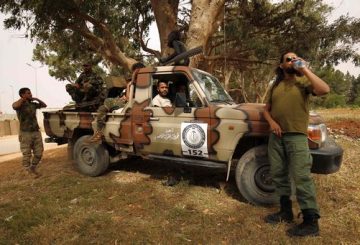 Libyan forces, loyal to Libyan strongman Khalifa Haftar, gather near the coastal city of Derna on April 14, 2018, as they await the start of military operations to recapture the city from jihadist group fighters. / AFP PHOTO / Abdullah DOMA