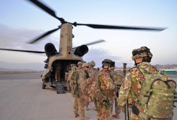 MISSIONE IN AFGHANISTAN I MILITARI ITALIANI SI IMBARCANO SUGLI ELICOTTERI PER RECARSI A KAL'HE NOW (002)