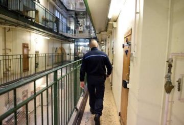 A prison guard walks at the Fresnes prison in Fresnes on January 11, 2018. / AFP / STEPHANE DE SAKUTIN