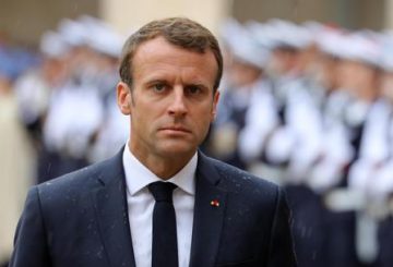 epa06800560 French President Emmanuel Macron presides the 'Prise d'Armes' military ceremony at the Invalides in Paris, France, 11 June 2018. EPA/LUDOVIC MARIN / POOL MAXPPP OUT