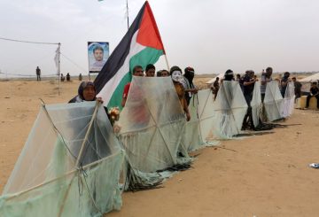 Palestinians prepare kites as they stage a demonstration to protest Israeli violations against Palestinians, within the "Great March of Return" near Gaza-Israel border in Khan Yunis, Gaza on May 04, 2018. Photo by Abed Rahim Khatib/ Flash90 *** Local Caption *** ???????? ????? ???? ????? ???? ??? ??????? ?????? ???????? ??? ????? ??? ??? ?????