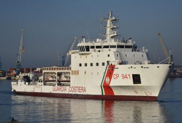 L'arrivo nel porto di Catania della nave Diciotti della Guardia Costiera con a bordo oltre 900 migranti e due corpi recuperati in sette diversi interventi di soccorso, Catania, 13 giugno 2018. ANSA/ORIETTA SCARDINO