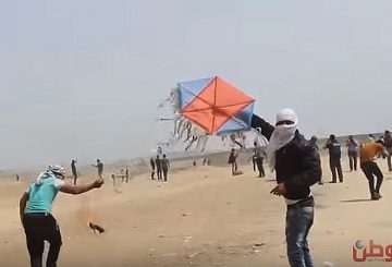in-Gaza-preparing-the-firebomb-kite-for-flight-April-20-2018-Al-Wattan.net_