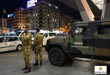 Militari dell'Esercito davanti alla stazione ferroviaria di Napoli Centrale