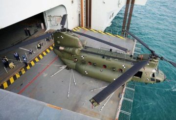 RAF_Chinook_helicopter_HMS_Queen_Elizabeth_hangar_1