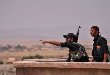 Fighters from the Kurdish People Protection Unit (YPG) monitor the horizon in the northeastern Syrian city of Hasakeh on June 28, 2015. IS seized two neighbourhoods in southern Hasakeh last week in a new attempt to seize the provincial capital, causing tens of thousands of people to flee, according to the United Nations. AFP PHOTO / DELIL SOULEIMAN