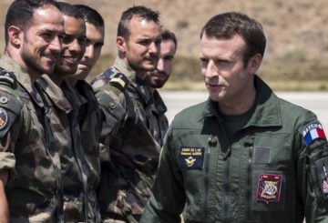 ob_b53d77_macron-militaire1