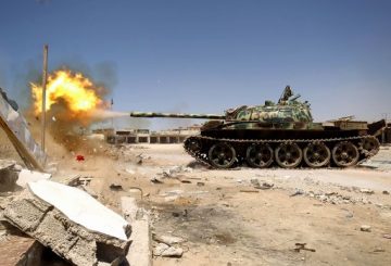 Members of the Libyan National Army (LNA), also known as the forces loyal to Marshal Khalifa Haftar, fire a tank during fighting against jihadists in Benghazi's Al-Hout market area on May 20, 2017. / AFP PHOTO / Abdullah DOMA