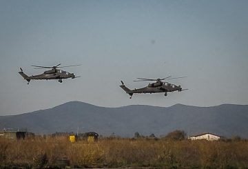 20 I Mangusta dell' Aviazione dell' Esercito garantiscono la sicurezza durante lo sbarco delle forze alleate