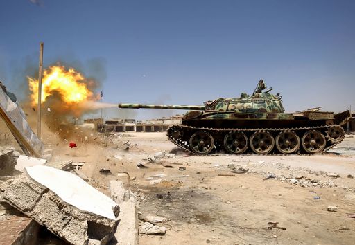 Members of the Libyan National Army (LNA), also known as the forces loyal to Marshal Khalifa Haftar, fire a tank during fighting against jihadists in Benghazi's Al-Hout market area on May 20, 2017. / AFP PHOTO / Abdullah DOMA