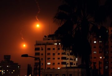 epa05775439 An Israeli airforce plane drops flares during an airstrike in the east of Gaza strip along the border between Israel and Gaza City, 06 February 2017. EPA/MOHAMMED SABER *** Local Caption *** 07.02.17