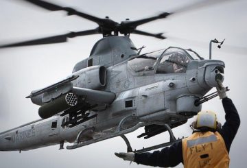 AH-1Z_lands_on_USS_Makin_Island_LHD-8