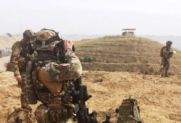 Militari italiani in osservazione durante il PTAA a Qal'ha-ye Now (002)