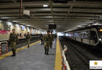 Militari durante il pattugliamento alla stazione ferroviaria di Napoli Centrale