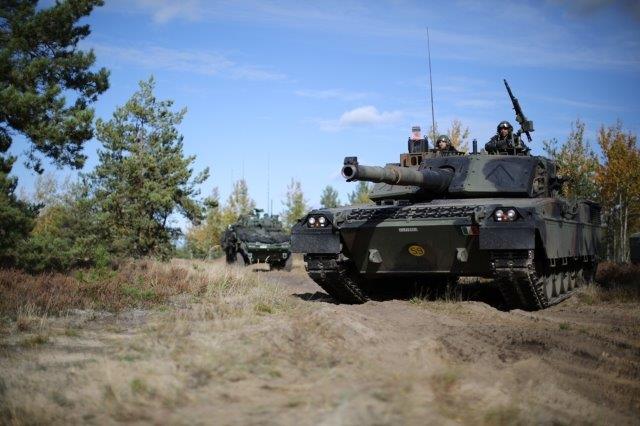 3. c.a. C1 Ariete in movimento durante l'attività con Light Armoured Vehicle (LAV) canadese 3 (002)