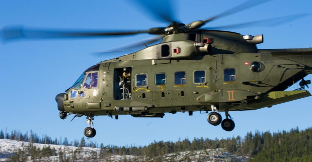 A Danish AW101-Merlin helicopter flies overt Camp Fremo during Exercise TRIDENT JUNCTURE, in Fremo, Norway, on October 28, 2018. Photo: MCpl Pat Blanchard Photographer, 2 Div CA det Saint-Jean SJ04-2018-0350-035 ~ Un hélicoptère AW101-Merlin vole au-dessus du Camp Fremo durant l’exercice TRIDENT JUNCTURE à Fremo, Norvège, le 28 octobre 2018. Photo: MCpl Pat Blanchard Photographer, 2 Div CA det Saint-Jean SJ04-2018-0350-035