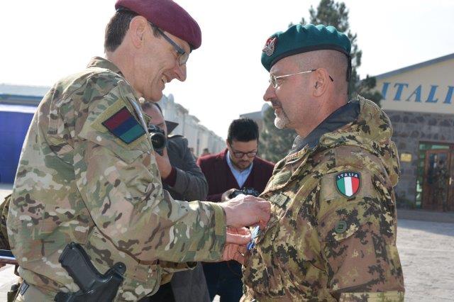 10. Il generale Hill consegna la medaglia NATO al generale Parmiggiani (002)