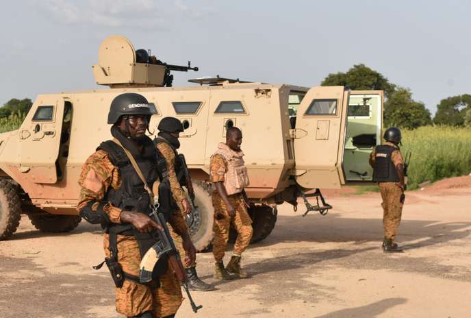 Burkinabe soldiers stand in position near the Presidental Security Regiment (RSP) military barracks on September 29, 2015 in Ouagadougou. Burkina Faso's government on September 28 accused an elite presidential guard, led by coup leader Gilbert Diendere, behind this month's week-long coup of refusing to disarm, of seizing loyalist troops, and of planning yet more trouble. "The disarmament process started Saturday (September 26) was forcably questioned by General Diendére who informed his elements that the RSP can not be dissolved by the transitional goverment and it was better to resist," according to a government statement. AFP PHOTO / SIA KAMBOU