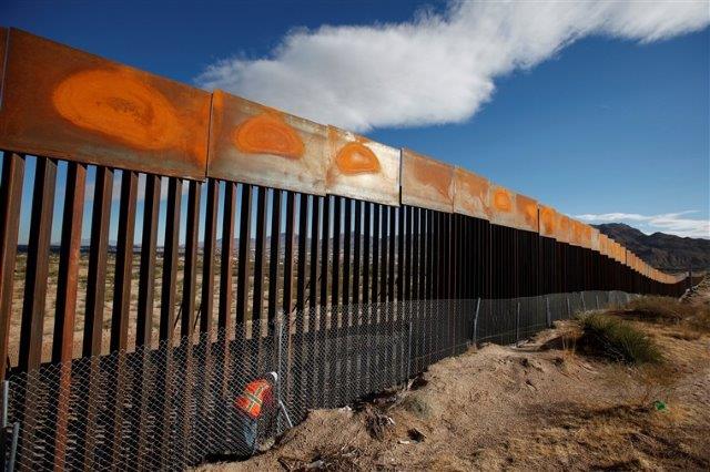 border-wall-mexico-us-_490b7f5b3a8042b05d64466931cbda9a.fit-760w