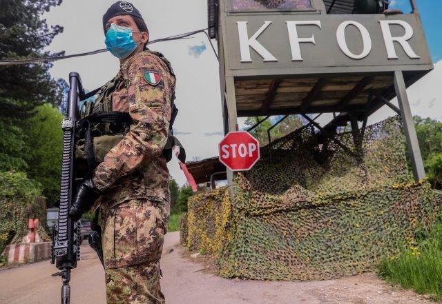 Kosovo vigilanza del Monastero Ortodosso di Decane (002)