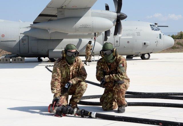 hot refuelling su F35B_operatori davanti al velivolo (1)