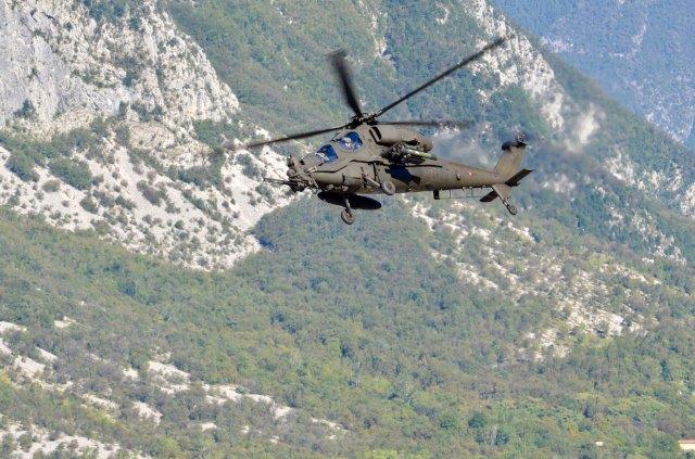 14 - AH-129D durante un momento dell'esercitazione (002)