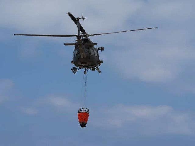 3 Elicottero HH-412 EI con benna antincendio al gancio baricentrico (002)