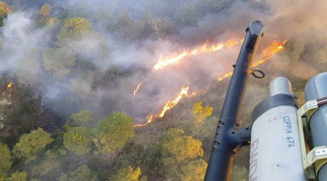 4 L'elicottero sul fronte del fuoco (002)