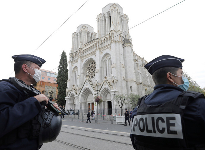 nizza-attenttao-in-cattedrale-large