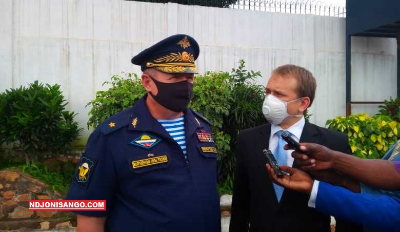Le-Conseiller-au-ministère-russe-de-la-Défense-le-Général-Oleg-Polguev-et-son-interprête-au-palais-présidentiel-à-Bangui-@photo-Erick-Ngaba